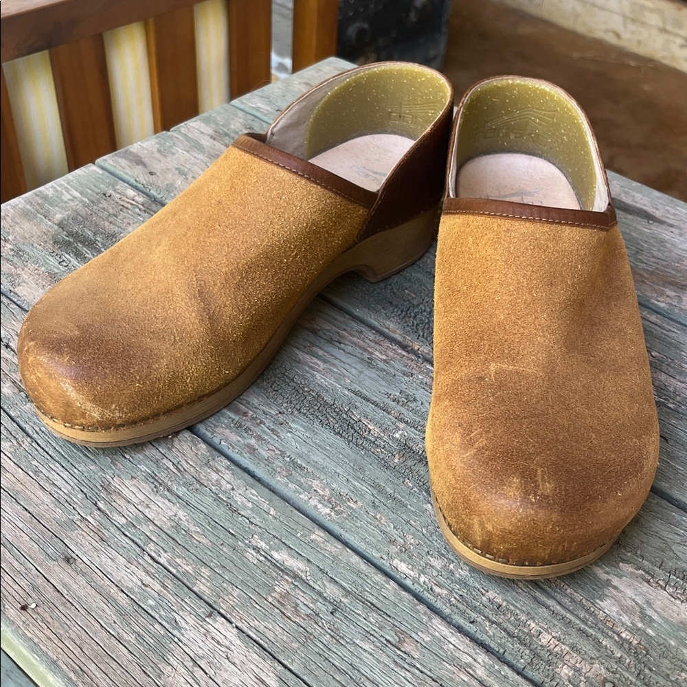 Dansko Brenna Women’s Tan Burnished Suede Clogs Size 41 (US 10)